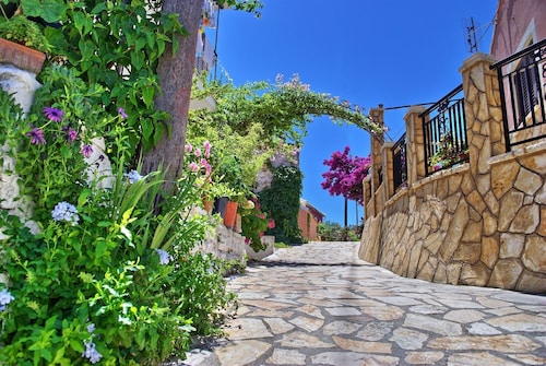 Villas Prestige | GASTOURI VILLAGE | 2 minutes à pied de Tavernas, Lawned Gardens 