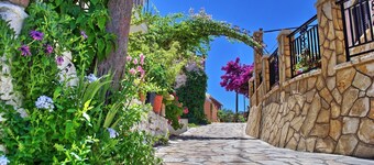 Prestige Villas | 5 Mins walk to Tavernas, Lawned Gardens