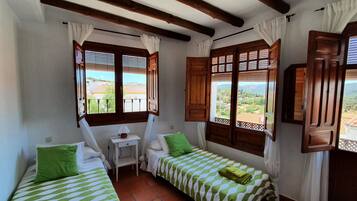 4 chambres, fer et planche Ă repasser, Wi-Fi, draps fournis