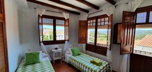 4 chambres, fer et planche à repasser, Wi-Fi, draps fournis