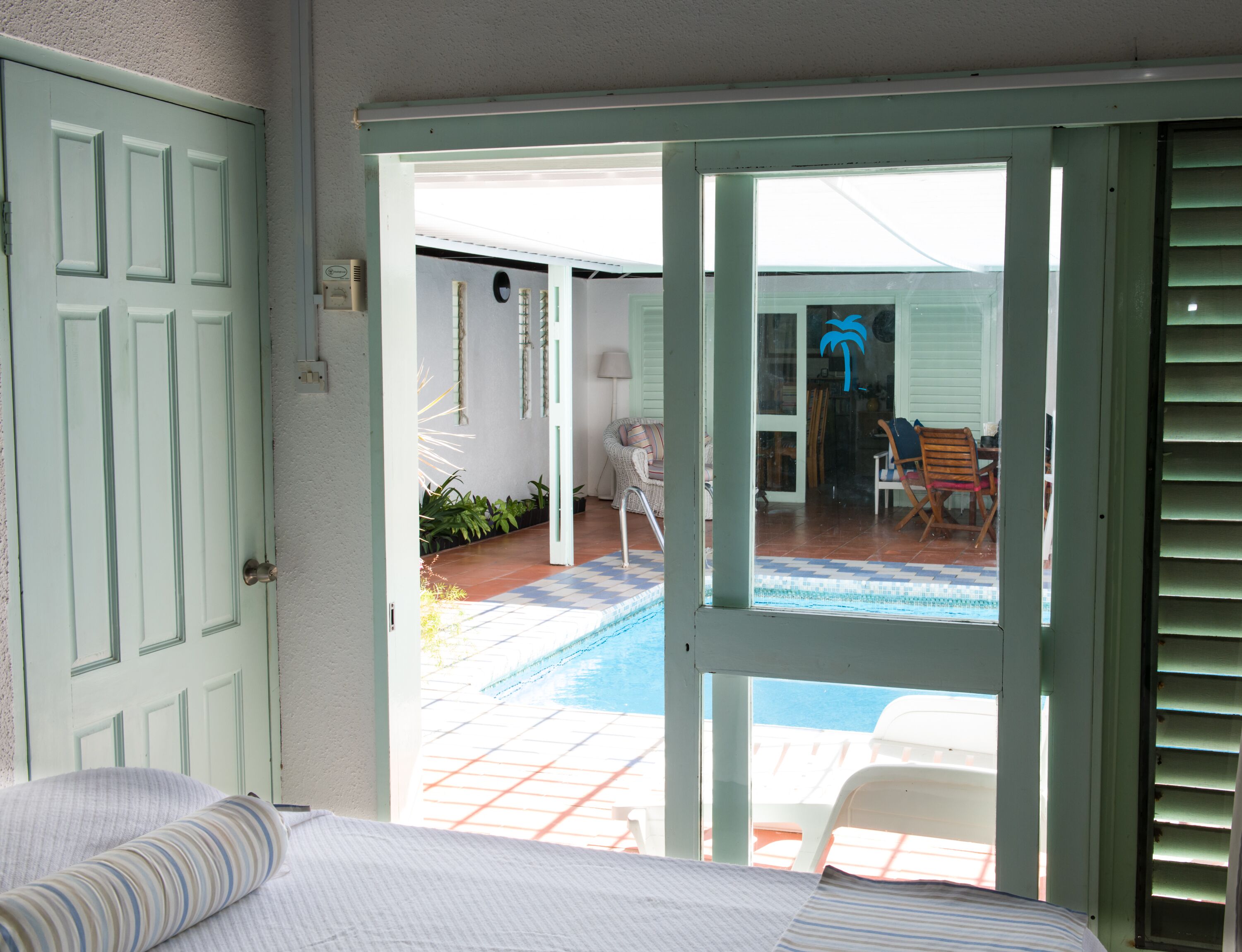 2 habitaciones, caja de seguridad en la habitación y escritorio 