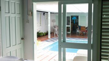 2 habitaciones, caja de seguridad en la habitación y escritorio