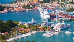 En kuststad med en småbåtshamn full av yachter och båtar.