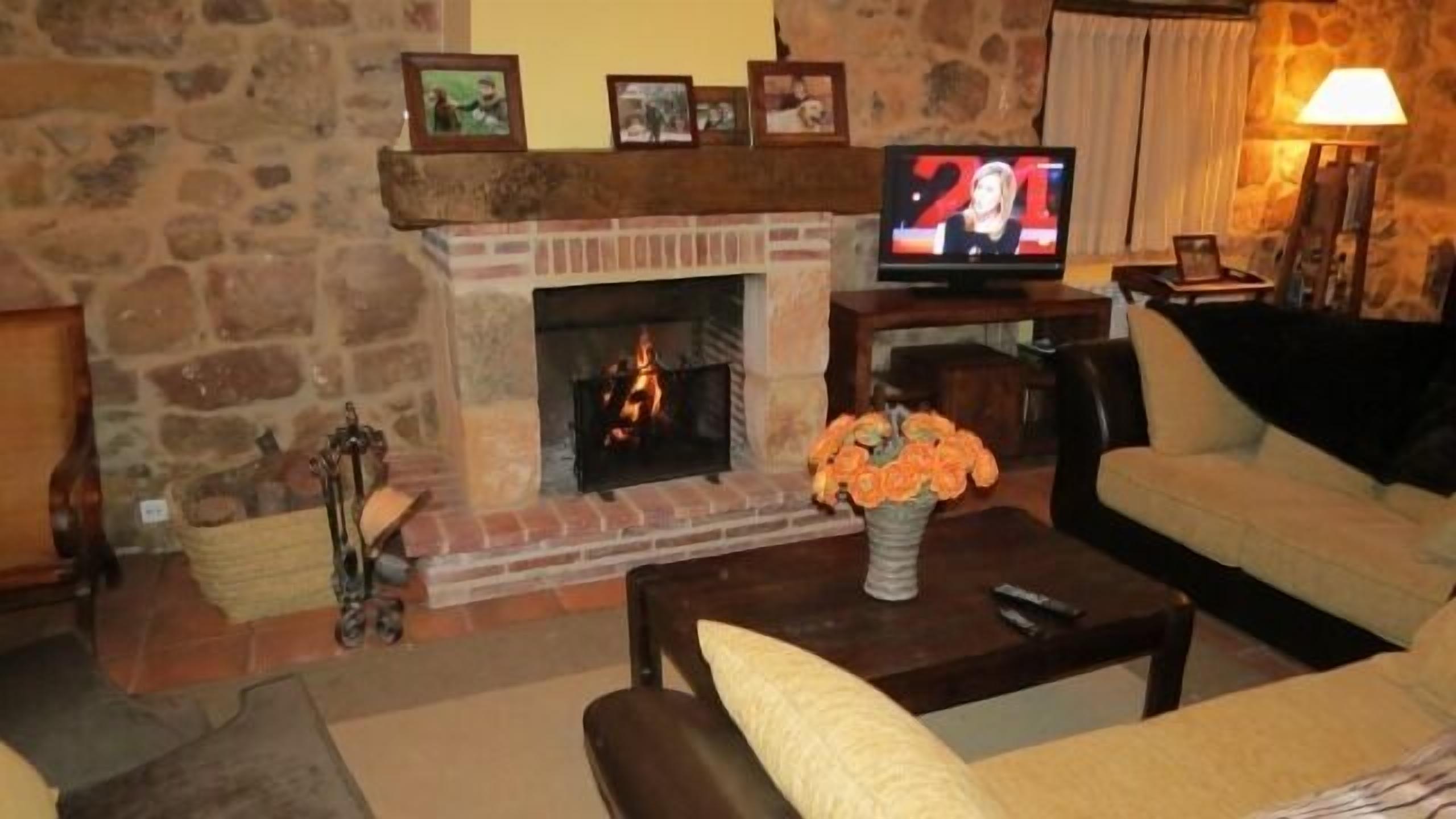 Een televisie en een open haard