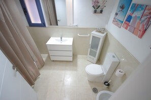 Bañera, secador de pelo y toallas