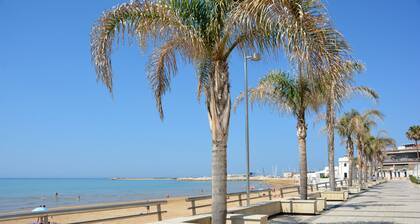 Apartment 10 meters from the sea for 4 people in the center, free wi-fi