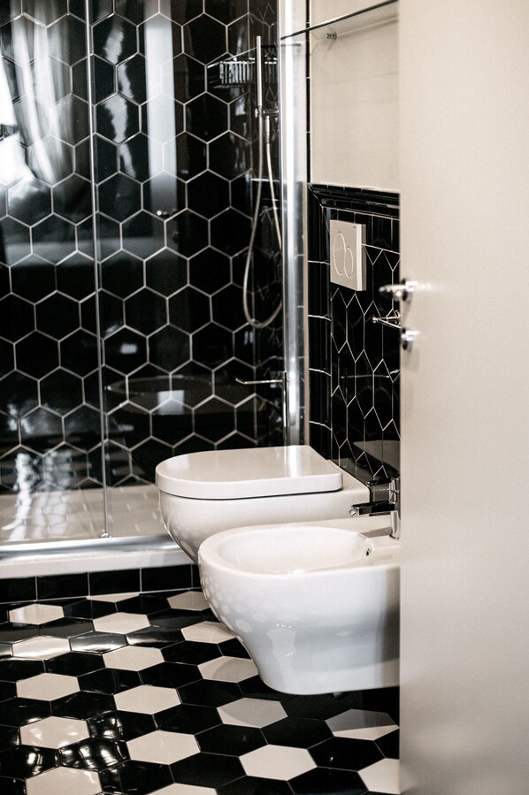Traditionele kamer, 1 twee- of 2 eenpersoonsbedden (Charming) | Badkamer | Een douche, gratis toiletartikelen, een haardroger, pantoffels