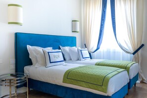 Zimmersafe, Schreibtisch, Verdunkelungsvorhänge, schallisolierte Zimmer