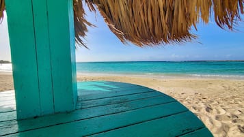 Ubicación cercana a la playa, tumbonas y toallas de playa