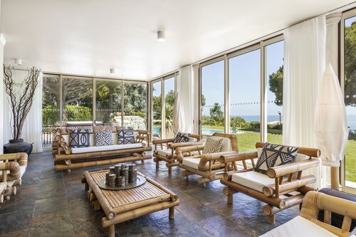 6 bedroom villa with sea view and 3 minutes from the beach