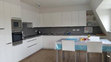 Een koelkast, een microgolfoven, een oven, een kookplaat