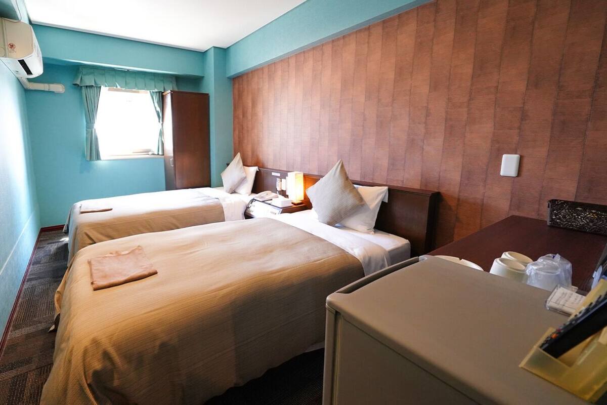 Escritorio, tabla de planchar con plancha, wifi gratis y ropa de cama
