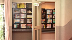 Una biblioteca con estanterías llenas de libros.