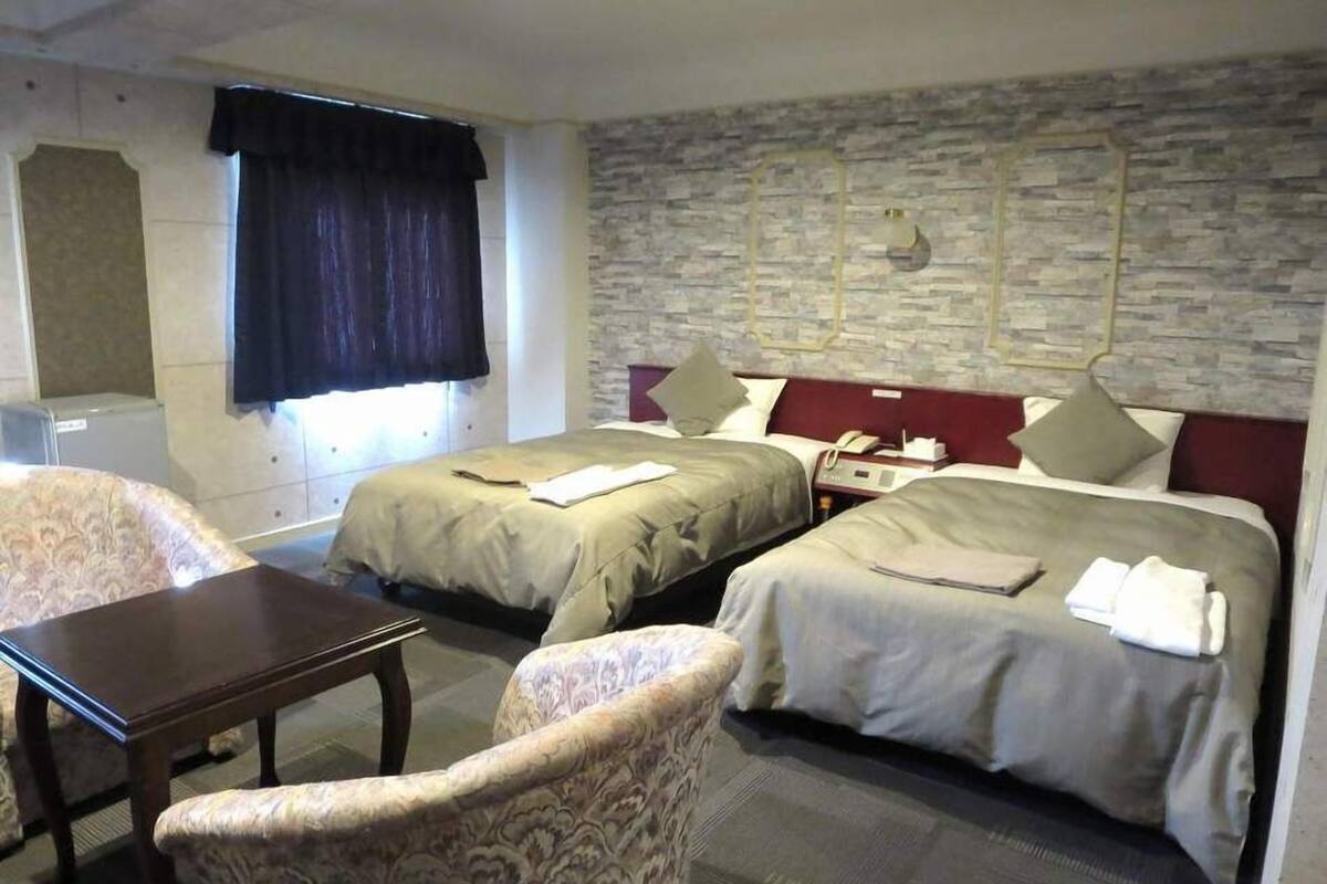 Escritorio, tabla de planchar con plancha, wifi gratis y ropa de cama