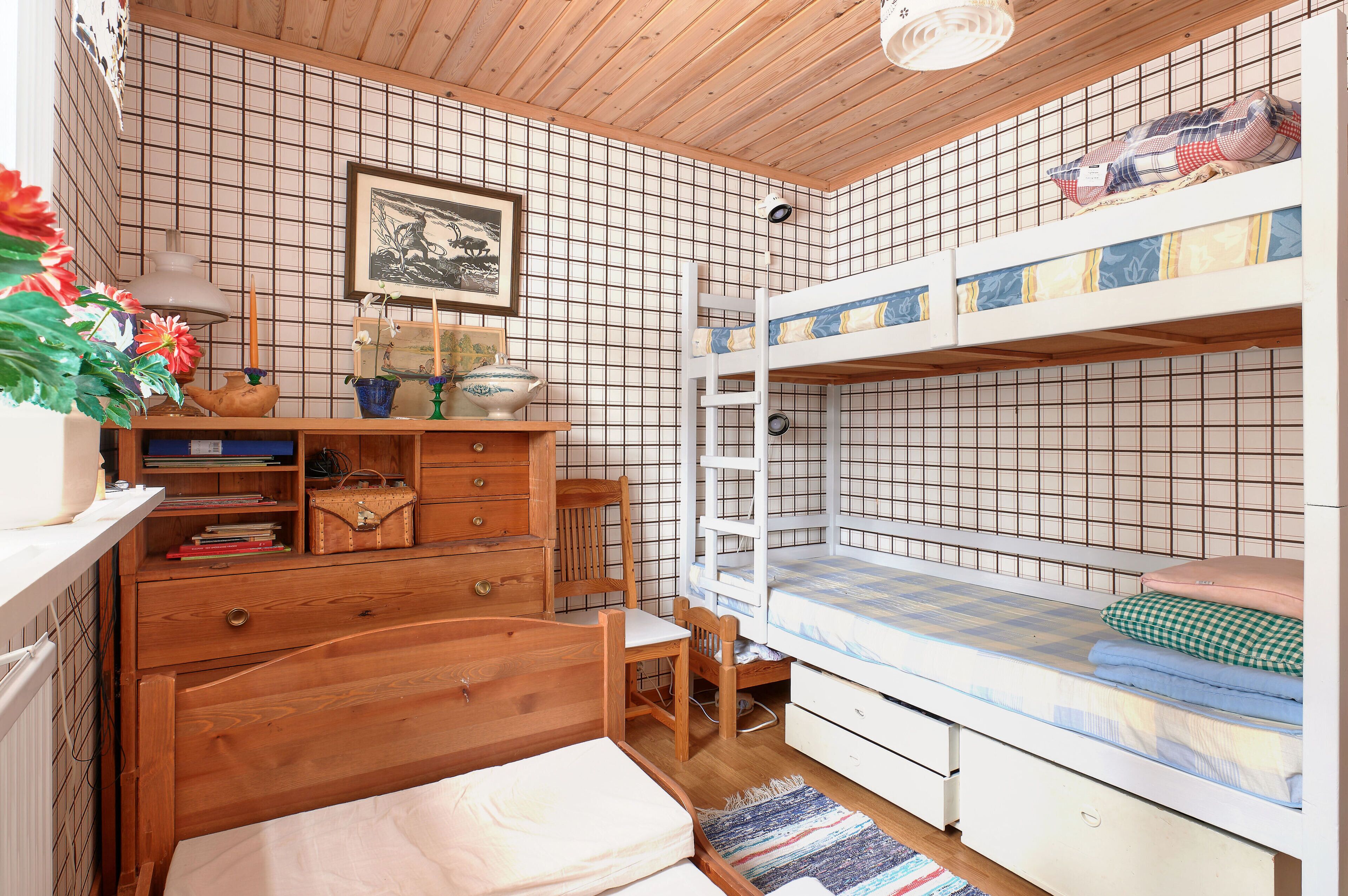 2 bedrooms, iron/ironing board, travel crib, WiFi (free)