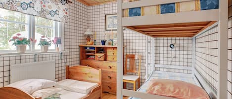 2 quartos, ferros/tábuas de passar roupa, berço de viagem