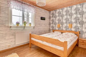 2 bedrooms, iron/ironing board, travel crib, free WiFi - Lillarmsjö-cottage, cottage with lake view. (Lillarmsjö)