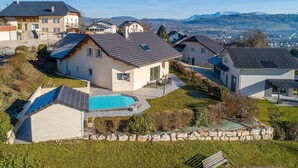 A residential area with houses, a swimming pool, and a view of mountains. - Heated, well-equipped house/pool between Lacs d'Annecy and Aix-les-Bains (Rumilly)