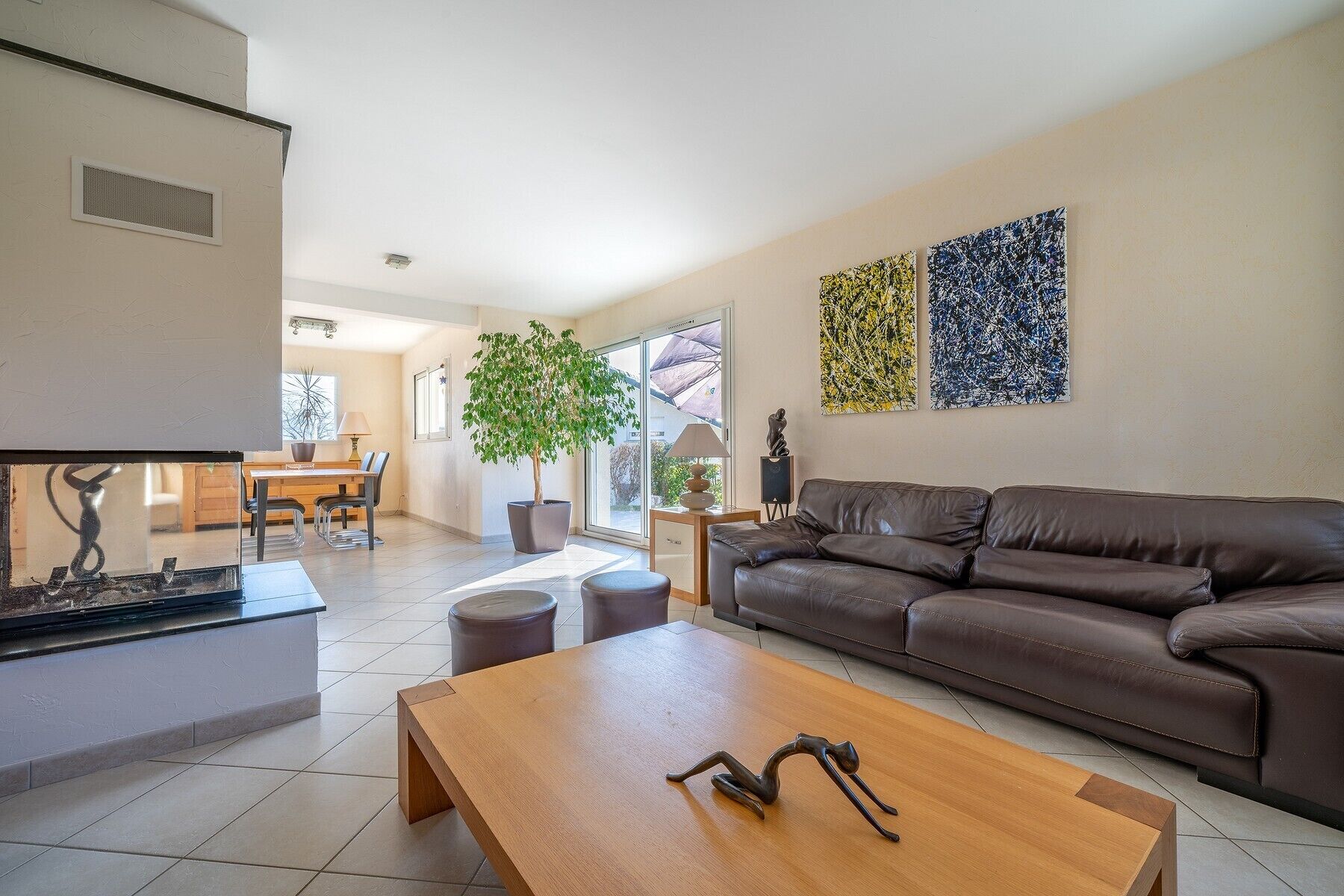 Televisión, chimenea, reproductor de DVD y estéreo 