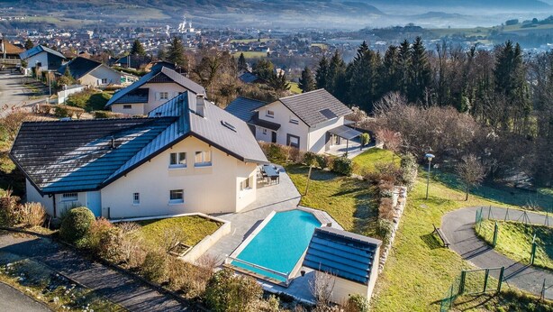 A residential area with houses, a swimming pool, and a view of distant mountains. - Heated, well-equipped house/pool between Lacs d'Annecy and Aix-les-Bains (Rumilly)
