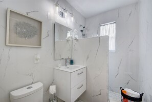 Haartrockner, Handtücher, Seife, Shampoo