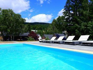 Alberca al aire libre y alberca climatizada