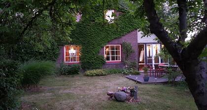 Gemütliches Haus direkt am Deich - mit großem traumhaftem Apfelgarten