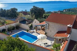 Outdoor pool, a heated pool, sun loungers - NEW! Stone house in quiet location, heated pool + sea views, ideal for familys (Zivogosce)