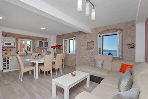 Smart TV - NEW! Stone house in quiet location, heated pool + sea views, ideal for familys (Zivogosce)