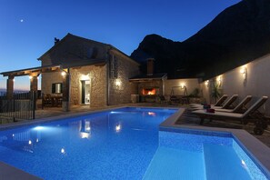 Outdoor pool, a heated pool, sun loungers - NEW! Stone house in quiet location, heated pool + sea views, ideal for familys (Zivogosce)