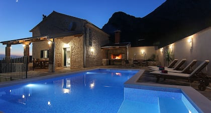 Ruhiges Ferienhaus mit beheiztem privat Pool, Familienurlaub, WiFi,Grill, Garage