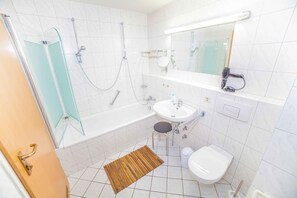Ensemble douche/baignoire, sèche-cheveux, serviettes fournies