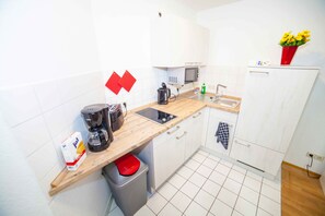 Küche der Ferienwohnung
Einbauküche, 2-Zonen Cerankochfeld, Kühlschrank mit Gefrierfach, Geschirrspüler, Kaffeemaschine, Mikrowelle, Toaster, Wasserkocher , Geschirr, Besteck, Staubsauger