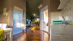 Une cuisine moderne équipée d’un réfrigérateur, d’un évier et d’un coin repas avec une chaise et une table.