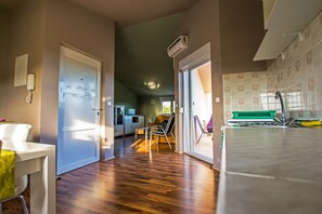 Kjøleskap, ovn, kokeplater og kjøkkenutstyr