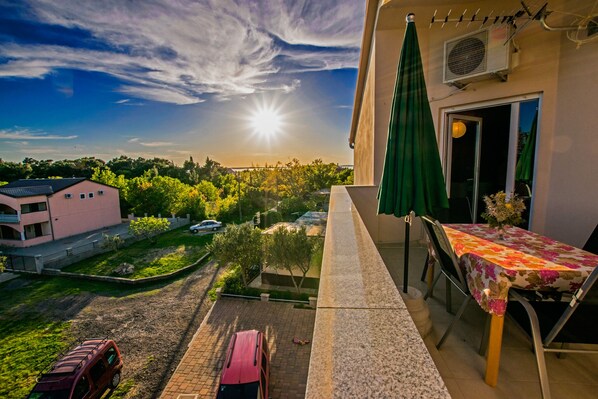 Outdoor dining - New apartment for up to 5 people-for those who need peace and quiet (Starigrad Paklenica)