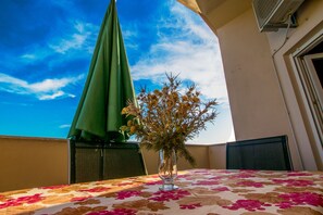 Outdoor dining - New apartment for up to 5 people-for those who need peace and quiet (Starigrad Paklenica)