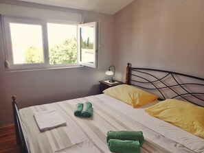 2 bedrooms, free WiFi, bed sheets - New apartment for up to 5 people-for those who need peace and quiet (Starigrad Paklenica)