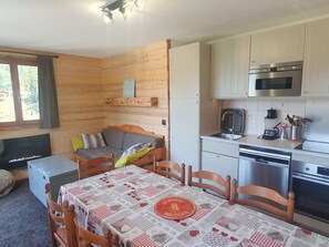 Fridge, microwave, dishwasher - Nice 3-bedroom, 2-bath apartment in Valfréjus, 6/8 people (Valfréjus)