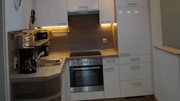 Frigorifero, microonde, forno, piano cottura