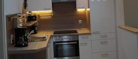 Een koelkast, een magnetron, een oven, een kookplaat