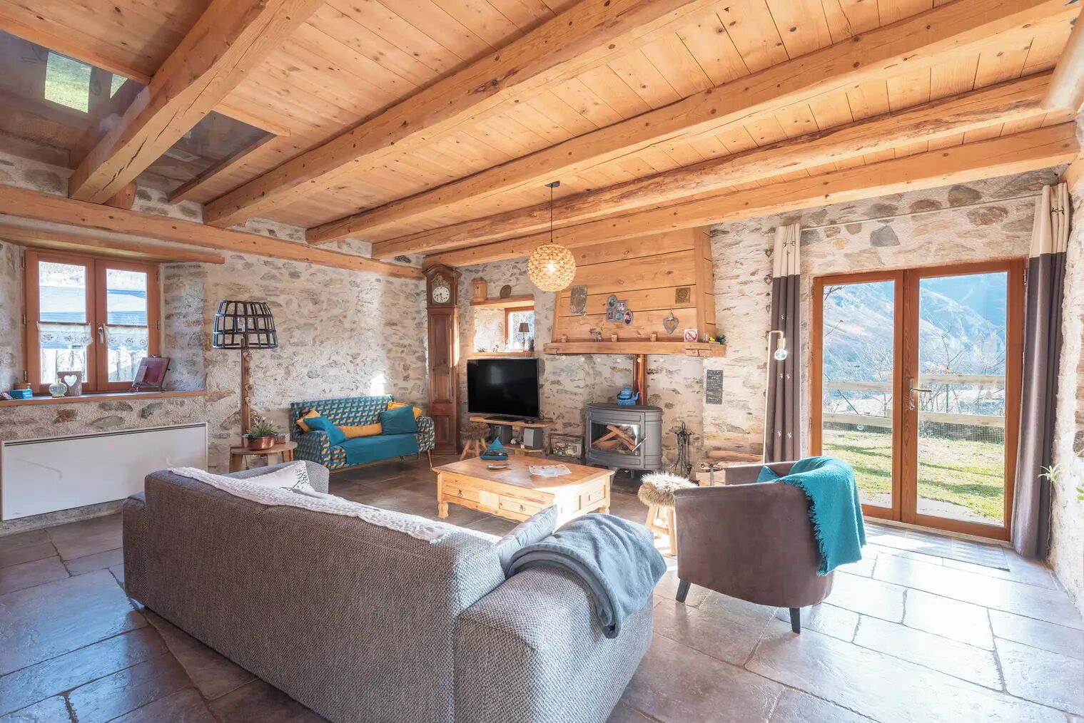 TV connectée, cheminée, lecteur de DVD, livres