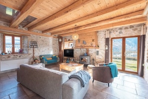 Smart TV, fireplace, DVD player, books