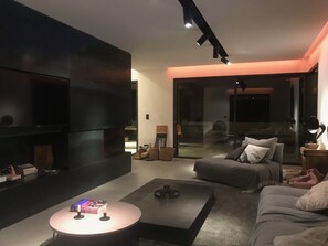 Smart-tv, eldstad och dvd-spelare