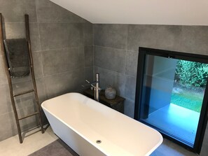 Bañera, secador de pelo y papel higiénico