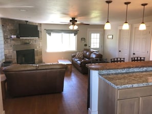 Een smart-tv, een open haard, speelgoed en boeken