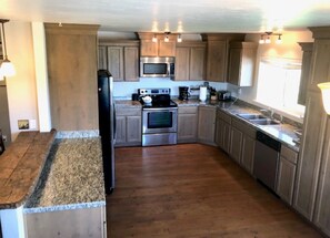 Een koelkast, een magnetron, een oven, een kookplaat