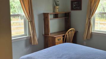 4 室のベッドルーム、デスク、アイロン / アイロン台、旅行用ベビーベッド