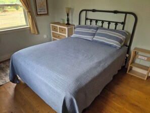 4 Schlafzimmer, Schreibtisch, Bügeleisen/Bügelbrett, Reisekinderbett