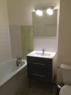 Bathtub, toilet paper - Rental in residence with swimming pool (La Baule-Escoublac)